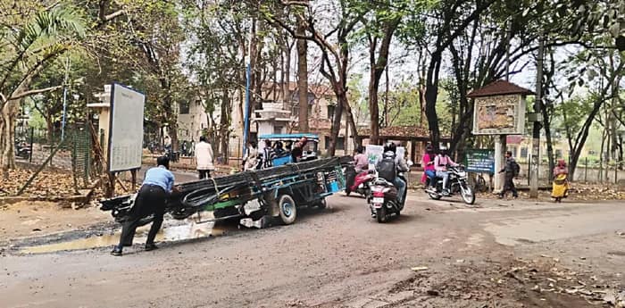 শান্তিনিকেতনের আশ্রম এলাকায় সংস্কারের পরও ভাঙছে রাস্তা, ক্ষোভ