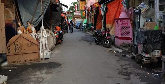 কুমোরটুলিজুড়ে নেই ব্যস্ততা, পেটের টানে এখন শীতলা-রক্ষাকালীই ভরসা মৃৎশিল্পীদের