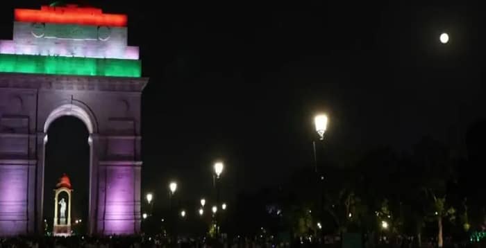বুদ্ধ পূর্ণিমা উপলক্ষ্যে আলোয় সেজে উঠল দিল্লির ইন্ডিয়া গেট