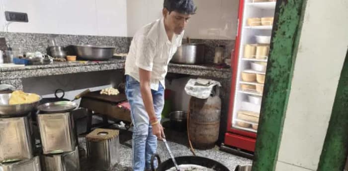 বাণিজ্যিক গ্যাসের দাম বৃদ্ধিতে ভোটের ফলের দিন বাড়তি মিষ্টি তৈরিতে নারাজ ব্যবসায়ীরা