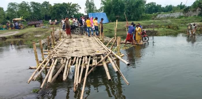 জলের তোড়ে ভেঙেছে সাঁকো, কলার ভেলায় নদী পারাপার