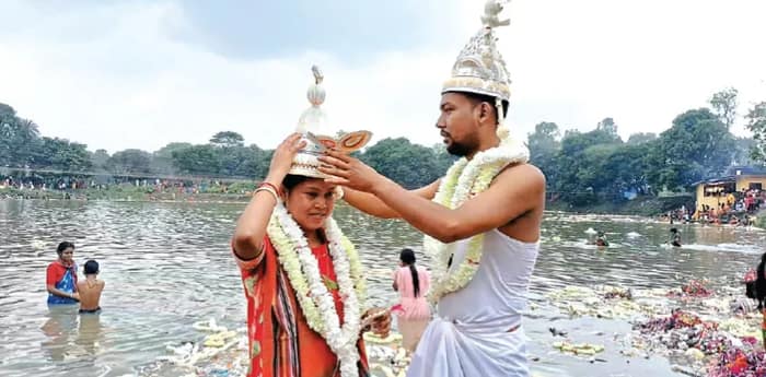দেবকুণ্ডে বিয়ের মালা, ফুল ভাসিয়ে সুখ-শান্তি প্রার্থনায় নবদম্পতিরা