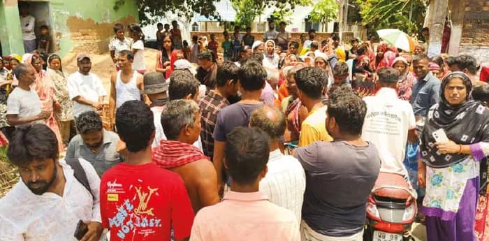 মৃগীরোগী ছেলেকে বাঁচাতে ভোটগ্রহণ কেন্দ্রে মহিলা, আটক করল আধাসেনা