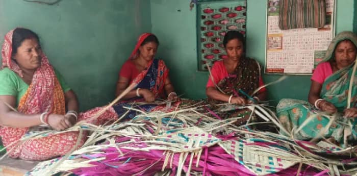 কাটোয়ার বাগটোনা গ্রামে ৪০টি পরিবার বাঁচিয়ে রেখেছেন তালপাতার হাতপাখা তৈরির শিল্পকে