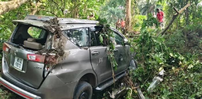 অবজার্ভারের গাড়ির ধাক্কায় মৃত্যু বৃদ্ধের, দুমড়ে-মুচড়ে গেল টোটো, উত্তেজনা