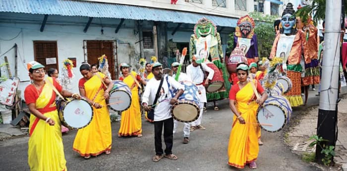 এবারের ভোট প্রচারে আদিবাসী নাচ-ঢাক, জনতার মন কেড়েছে বাংলার লোকসংস্কৃতি, শিল্পীদের দৈনিক আয় ৫০০-৮০০ টাকা
