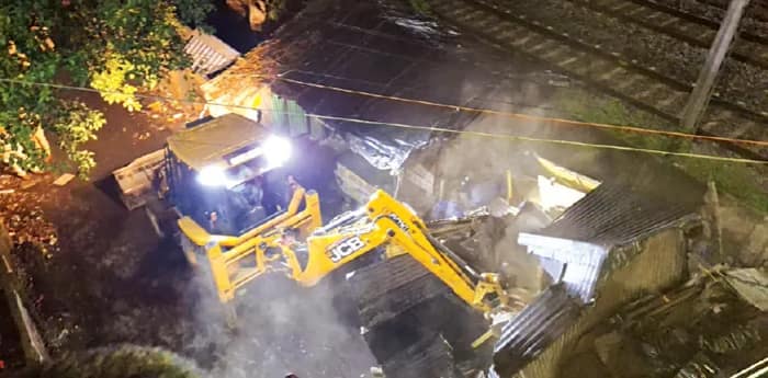 ভোট মিটতেই রেলের উচ্ছেদ অভিযান বালিতে অস্থায়ী ব্যবসায়ীদের মাথায় হাত, পাণ্ডুয়া স্টেশন এলাকার বস্তিও গুঁড়িয়ে দিল বুলডোজার