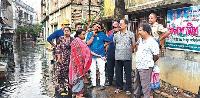 ভোটের পর উধাও বিরোধীরা, জমা জল  সরাতে বাসিন্দাদের পাশে তৃণমূল প্রার্থী