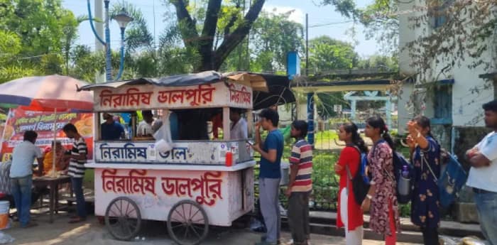 বিজেপির জয়ের খুশিতে বিনামূল্যে  চা ডালপুরি খাওয়াচ্ছেন বিশু, উত্তম