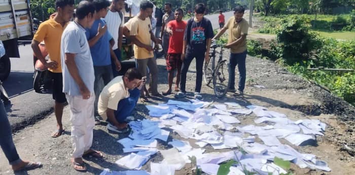 বাতাসিতে রাস্তার ধারে পড়ে বহু জমির দলিল-খতিয়ান, চাঞ্চল্য