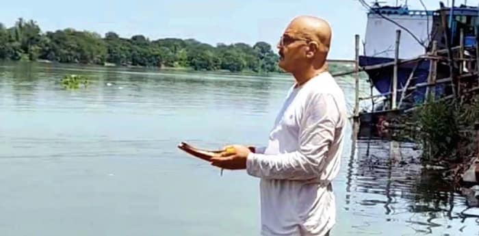 নিহত বিজেপির নেতা ও কর্মীদের আত্মার শান্তিকামনায় শোভাযাত্রা, মাথা মুণ্ডন করে গঙ্গাস্নান বহরমপুরের জয়ী বিধায়কের