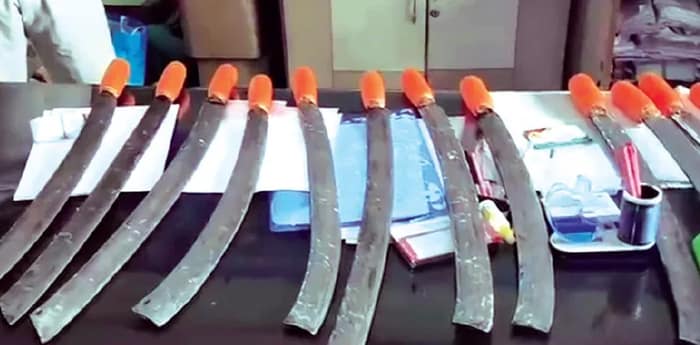 তৃণমূলের কার্যালয় থেকে উদ্ধার ১৮টি ধারালো অস্ত্র