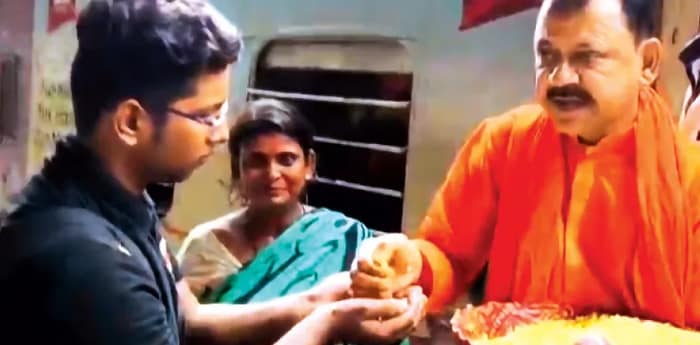হাওড়ায় সেলিব্রেশন, স্টেশনে ঝালমুড়ি-কমলাভোগ বিতরণ