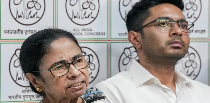 পদ ছাড়বেন না মমতা, সাংবিধানিক সংকট রাজ্যে