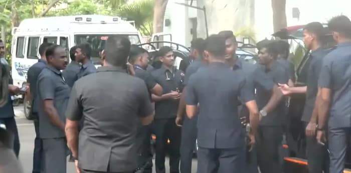 টিভিকে প্রধান বিজয়ের চেন্নাইয়ের বাসভবনের বাইরে কড়া নিরাপত্তা