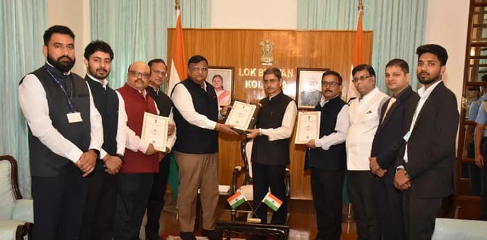 রাজ্যপাল আর এন রবির হাতে জয়ী প্রার্থীদের তালিকা তুলে দিল মুখ্য নির্বাচনী আধিকারিক মনোজ আগরওয়ালের নেতৃত্বাধীন নির্বাচন কমিশনের দল