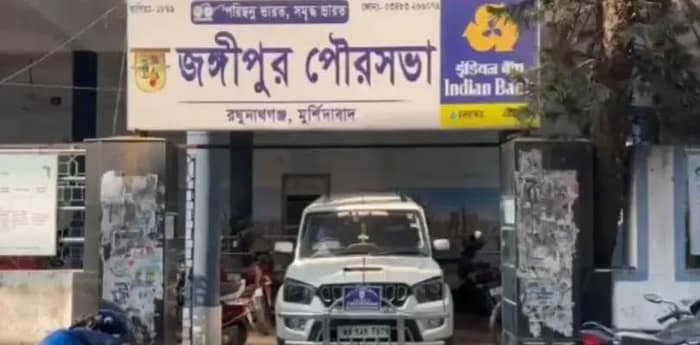 দলের বিধায়ক ও চেয়ারম্যানের লড়াইয়ে পরিষেবাহীন জঙ্গিপুর, এবার বিধায়ক পরাজিত, মিলবে পরিষেবা?
