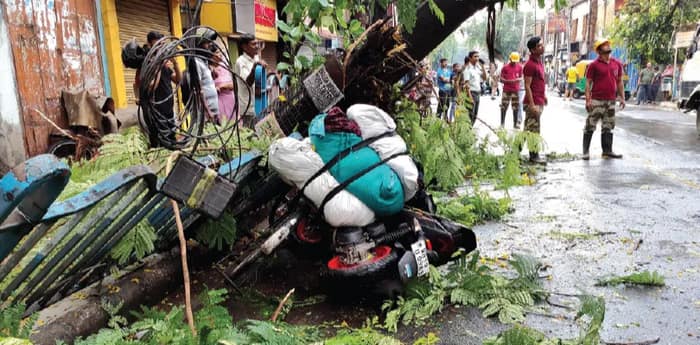 দফায় দফায় বৃষ্টি শহরে, ফিরল চেনা জলছবি