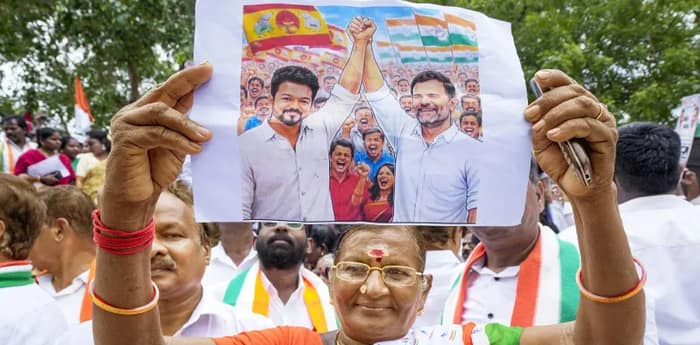 তামিলভূমে নাটকীয় টানাপোড়েন, বিজয়ের শপথ নিয়ে জট অব্যাহত