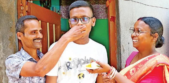 মাধ্যমিকে দশম পশ্চিম বর্ধমানের নিম্নবিত্ত বাড়ির ছেলে অভিষেক