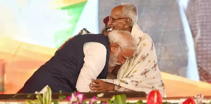 রবীন্দ্র জয়ন্তীর মঞ্চে শ্যামাপ্রসাদের সঙ্গীর পা ছুঁয়ে প্রণাম মোদির
