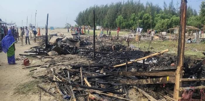 মধ্যরাতে আগুন, পুড়ে ছাই সমুদ্রসৈকত সংলগ্ন এলাকার একাধিক দোকান