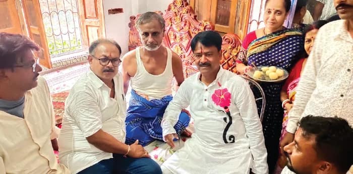 আইসক্রিম বিক্রেতা থেকে রাজ্যের পূর্ণমন্ত্রী, পাড়ার ছেলে অশোকের লড়াইকে কুর্নিশ গ্রামবাসীদের