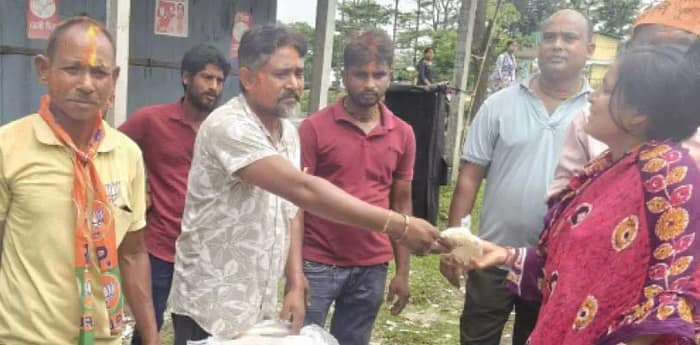 ঝালমুড়ি খাইয়ে বিজেপির বিজয় মিছিল খাগড়াবাড়িতে