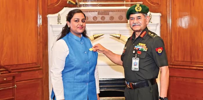 কমান্ডেশন ব্যাজ! দেশের সেনা প্রধানের হাতে সম্মানিত বঙ্গকন্যা