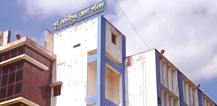শুনশান জেলা পরিষদ প্রশ্নে বোর্ডের ভবিষ্যৎ, সভাধিপতি, কর্মাধ্যক্ষরা গরহাজির, পরিষেবা লাটে