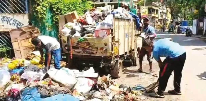 নিকাশিনালা সাফাই থেকে আবর্জনা পরিষ্কার  পুরকর্মীদের সঙ্গে হাত মিলিয়ে রাস্তায় বিজেপি