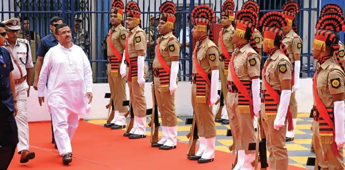 নবান্নে শুভেন্দুকে গার্ড অব অনার, প্রথম বৈঠকের মেনুতে ফিশ ফ্রাই-চিকেন স্যান্ডউইচ