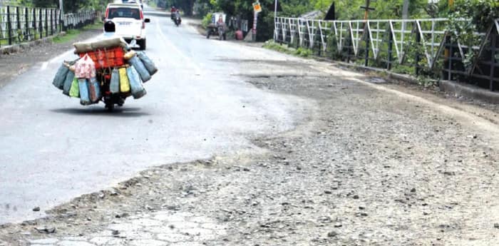খাগড়াঘাট স্টেশনে রেলগেটের দু’দিকের রাস্তার অবস্থা বিপজ্জনক, ক্ষুব্ধ বাসিন্দারা