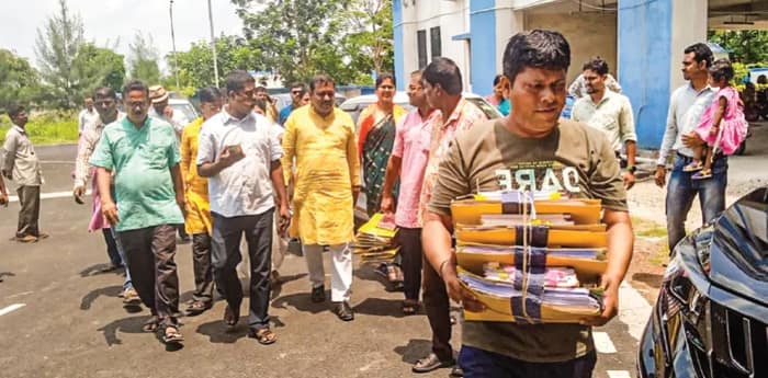 ফাইল ভর্তি গাড়ি বেরোতেই পথ রোধ বিজেপি কর্মীদের, পূর্ব মেদিনীপুর জেলা পরিষদে তুলকালাম