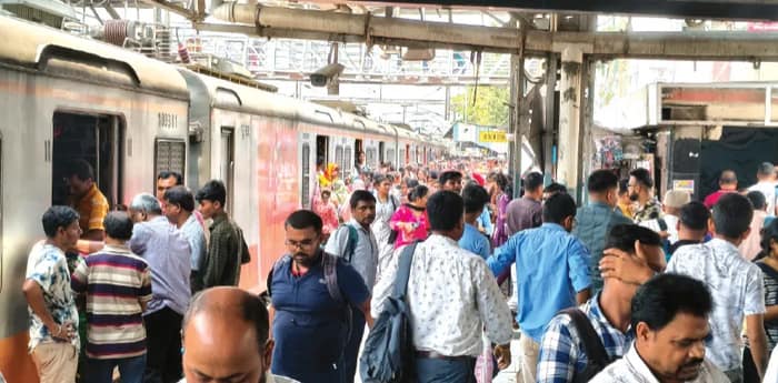 যান্ত্রিক গোলযোগে ২ ঘণ্টা আটকে একাধিক ট্রেন, তীব্র ভোগান্তি দমদমে