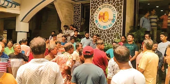 বকেয়া বেতনের দাবিতে হাবড়া  পুরসভায় বিক্ষোভ অস্থায়ী কর্মীদের