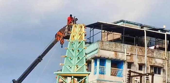 হাইকোর্টের নির্দেশ কার্যকর, গড়িয়া কামডহরির অবৈধ ক্লক টাওয়ার ভেঙে গুঁড়িয়ে দিল পুরসভা