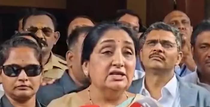 পুনেতে বক্তব্য রাখছেন মহারাষ্ট্রের উপ-মুখ্যমন্ত্রী সুনেত্রা পাওয়ার