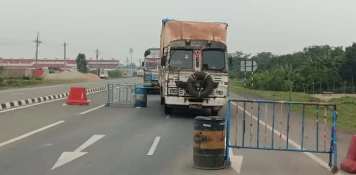 জাতীয় সড়কে ব্যারিকেড বসিয়ে টাকা তোলার অভিযোগ সিভিকদের বিরুদ্ধে