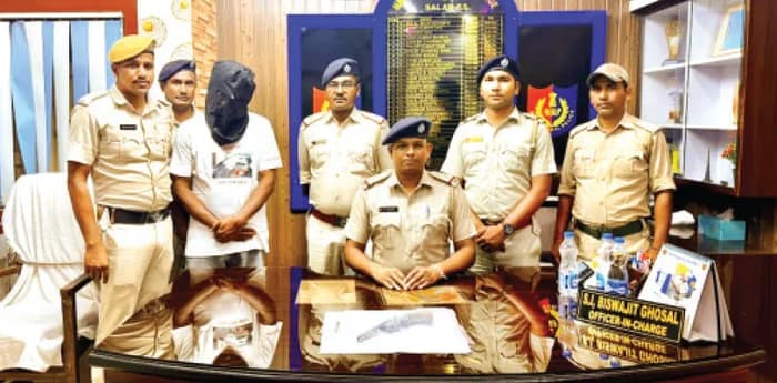 আগ্নেয়াস্ত্র সহ ধৃত তৃণমূল প্রধানের দেওর