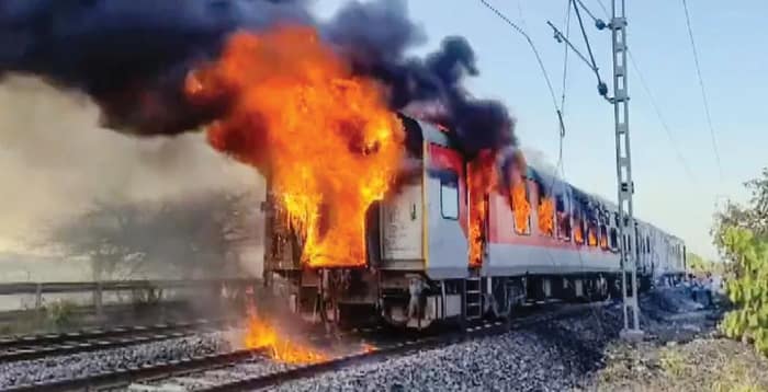 মধ্যপ্রদেশে রাজধানী এক্সপ্রেসে আগুন, পুড়ে ছাই দু’টি কামরা