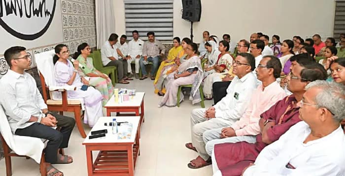‘এত অত্যাচারেও আমি ভেঙে পড়িনি, আপনারা কেন ভেঙে পড়ছেন?’ আঘাতের চিহ্ন দেখিয়ে কর্মীদের বার্তা মমতার
