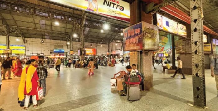 শিয়ালদহ স্টেশন: প্ল্যাটফর্মগুলি হকার-শূন্য, শঙ্কায় বাইরের দোকানদাররা
