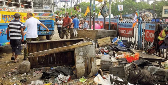 রাতভর হাওড়া স্টেশনের বাইরে চলল বুলডোজার, গুঁড়িয়ে দেওয়া হল ১৫০টিরও বেশি অস্থায়ী দোকান