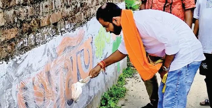 আমতায় নিজের নামে দেওয়াল লিখন  মুছে দিচ্ছেন বিধায়ক অমিত সামন্ত