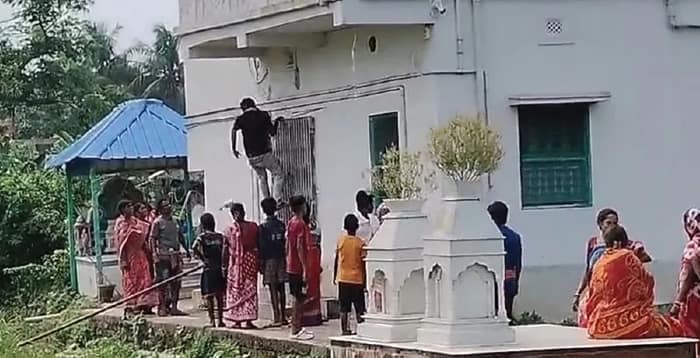 দুর্নীতির অভিযোগে কাশমলি গ্রাম পঞ্চায়েত প্রধানের বাড়ি ভাঙচুর