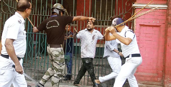 পার্ক সার্কাসে অবরোধ, পুলিশের গাড়ি ভাঙচুর, পালটা লাঠিচার্জ করল বাহিনী