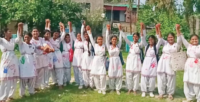 উচ্চ মাধ্যমিকে পাশ করে স্কুল ড্রেসে লেখা হল নাম, পড়ল হাতের ছাপও!