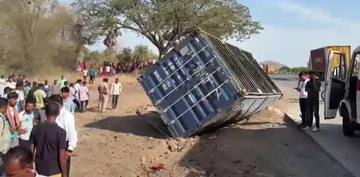 মহারাষ্ট্রের পালঘরে যাত্রীবোঝাই টেম্পোতে কন্টেনারের ধাক্কা, মৃত ১৩