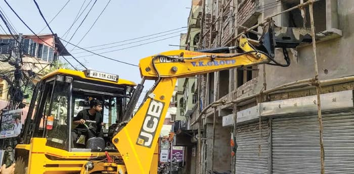 হাওড়ায় দোতলার অনুমতিতে ছ’তলা নির্মাণ! বুলডোজার দিয়ে ভাঙা হল বহুতল, চিহ্নিত ৬০০টি  বাড়ি